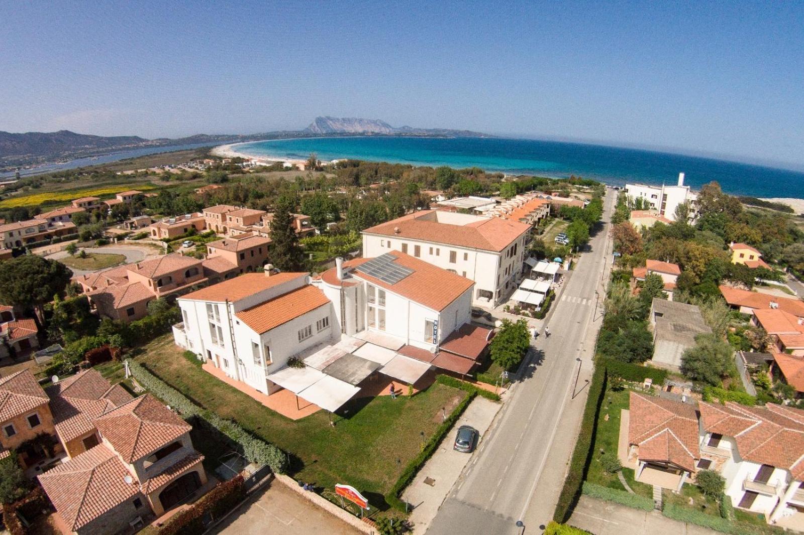Hotel Al Faro Spiaggia La Cinta Santeodoro 산테오도로 외부 사진