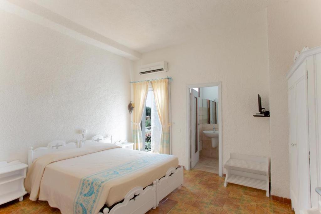 Hotel Al Faro Spiaggia La Cinta Santeodoro 산테오도로 외부 사진